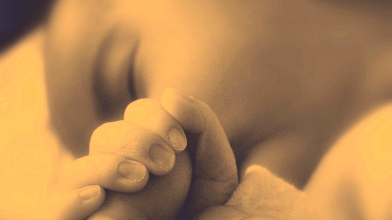 Младенец держит палец обои