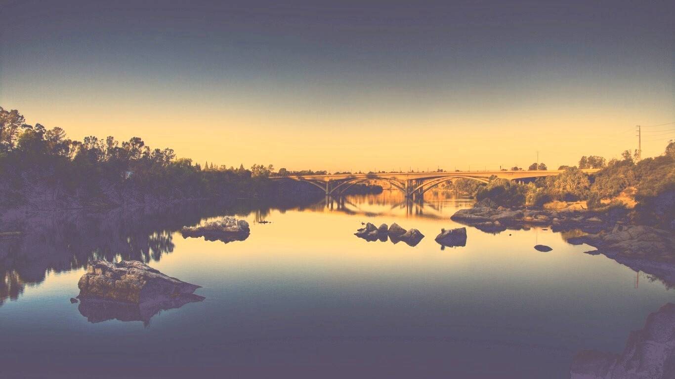 Мост через живописную реку обои