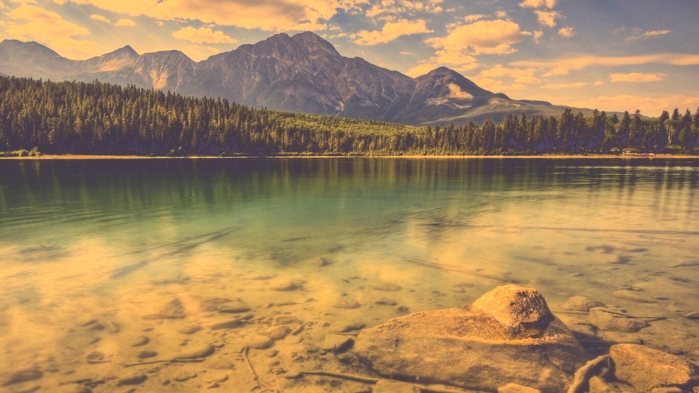 Зеленое озеро обои