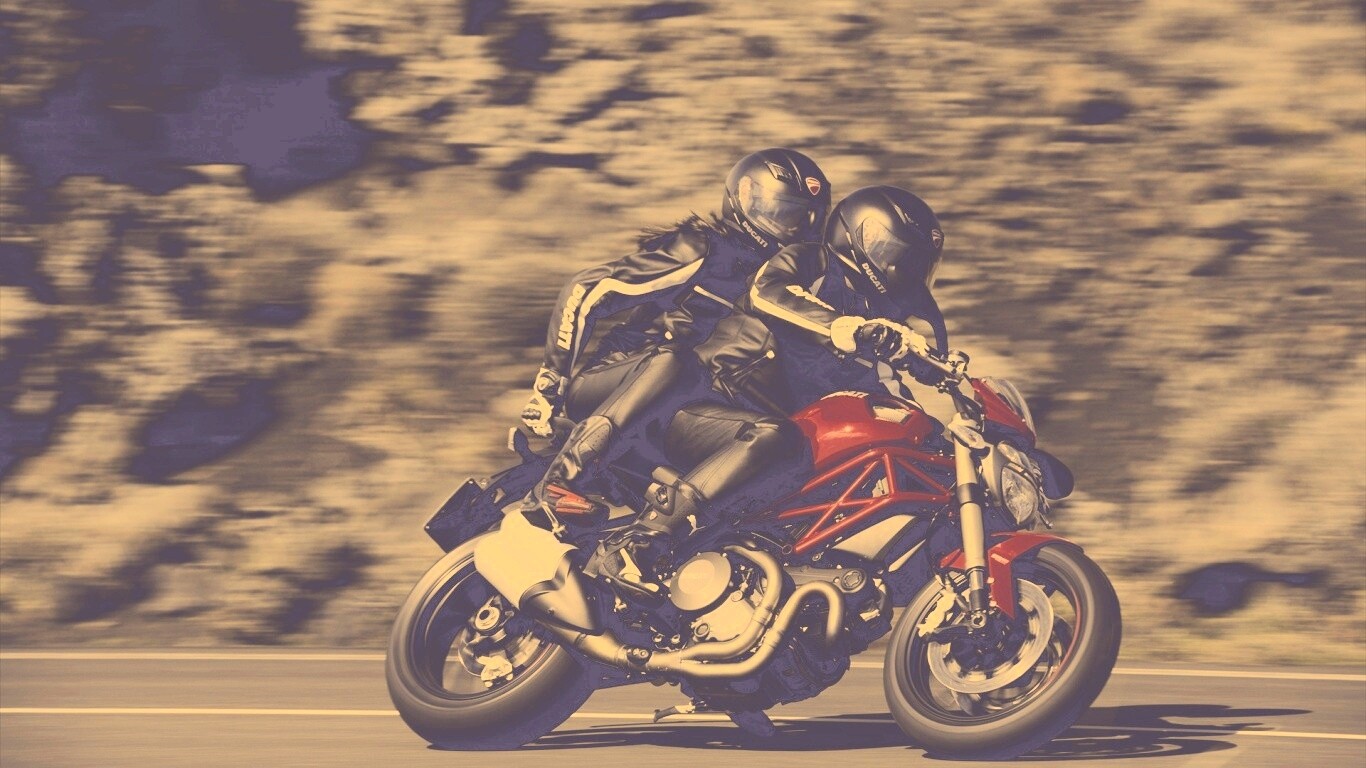 Байкер с девушкой на мотоцикле обои