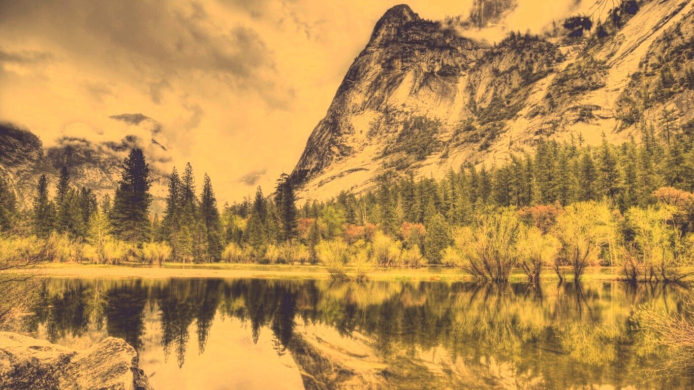 Красивый вид на маленькое горное озеро обои