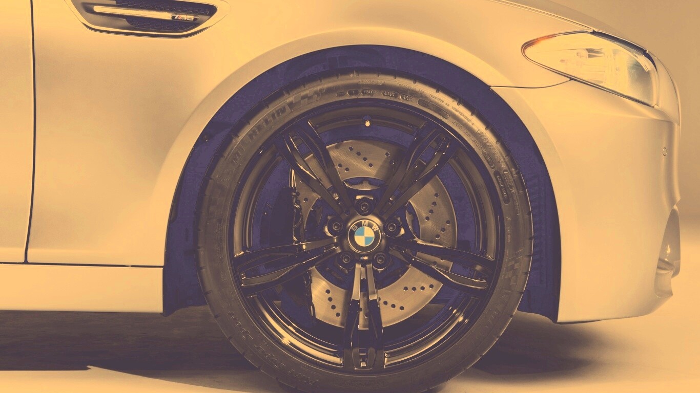 Чёрный литой диск БМВ обои