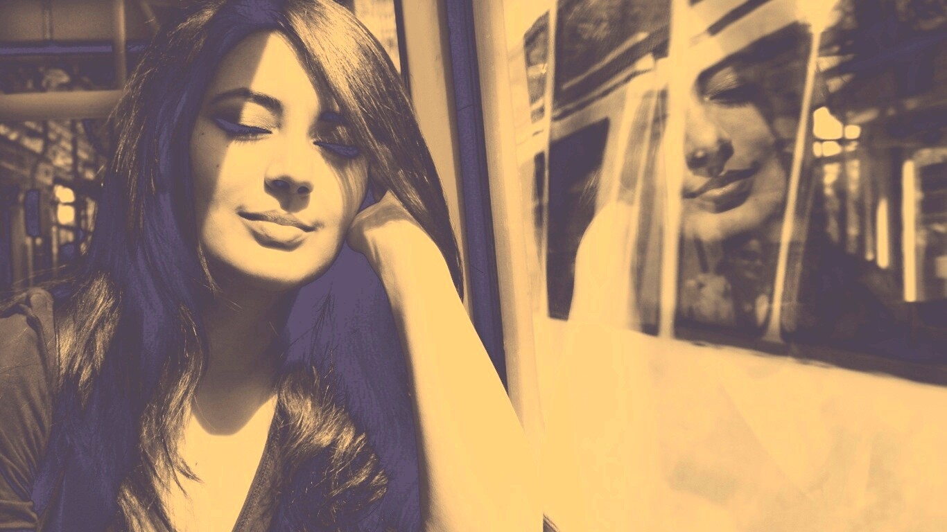 Девушка с закрытыми глазами в электричке обои