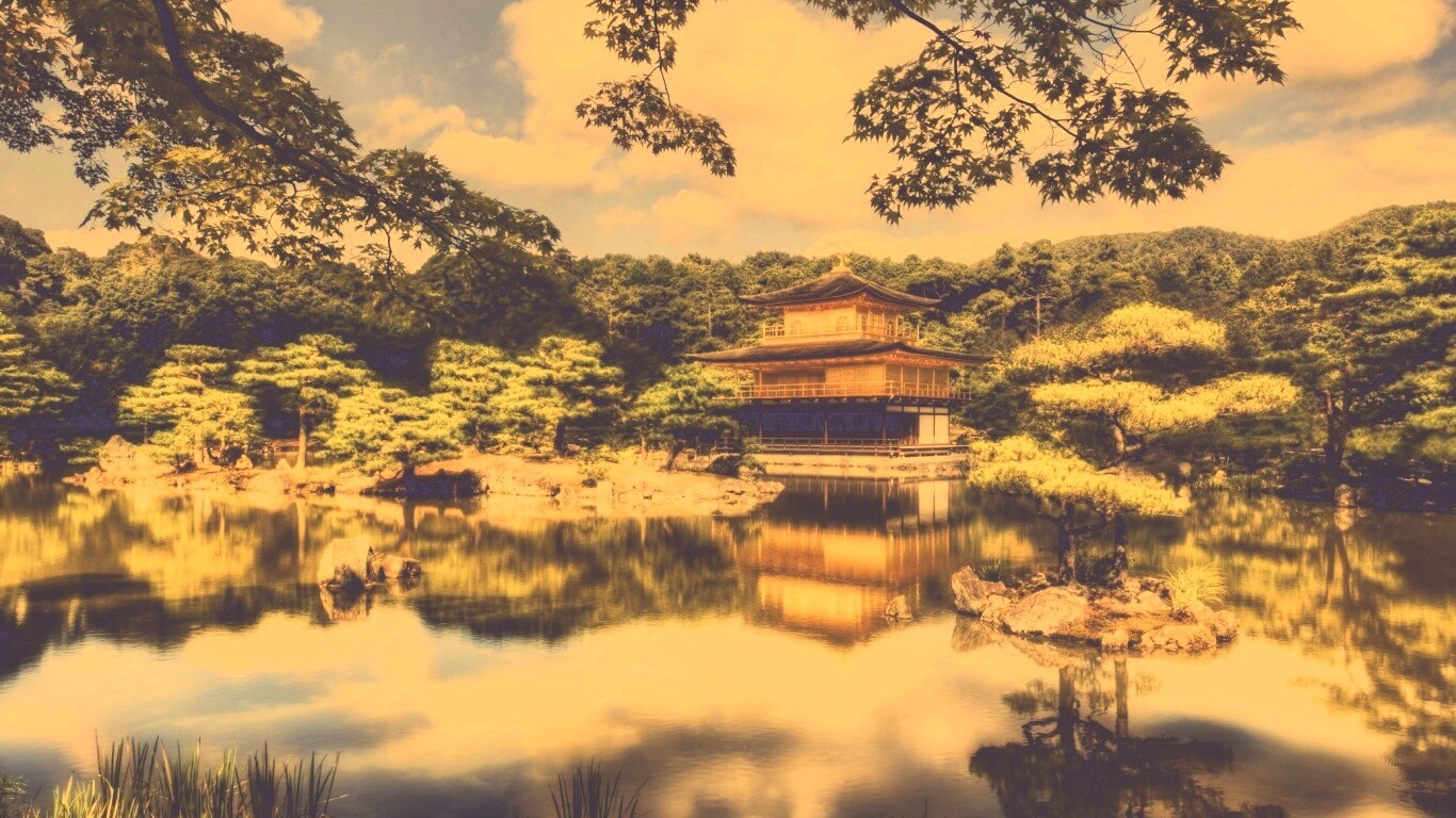 Японский домик на берегу озера обои