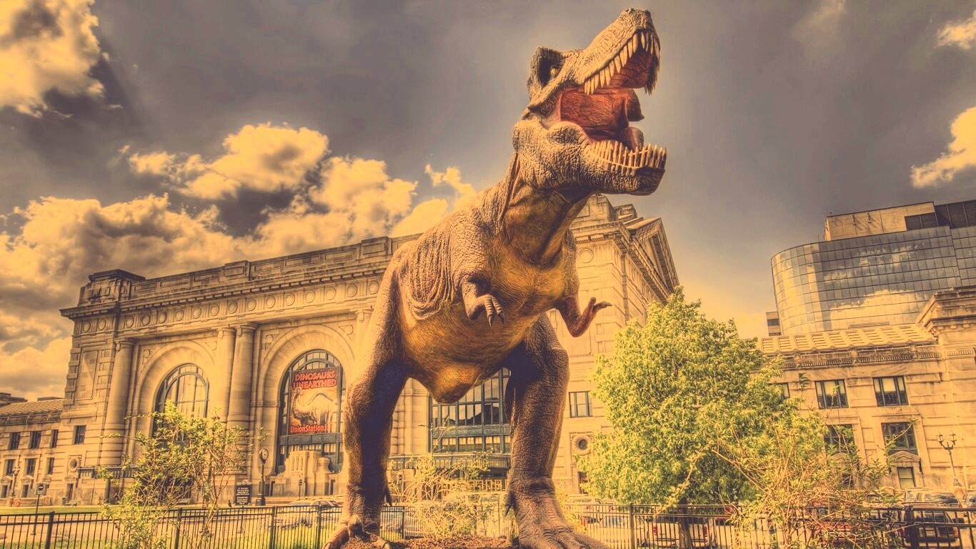 Скульптура динозавра рядом с музеем рептилий обои