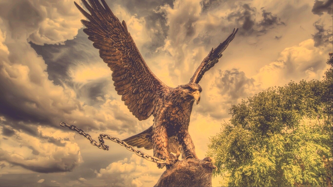 Скульптура орла с цепью в когтях обои