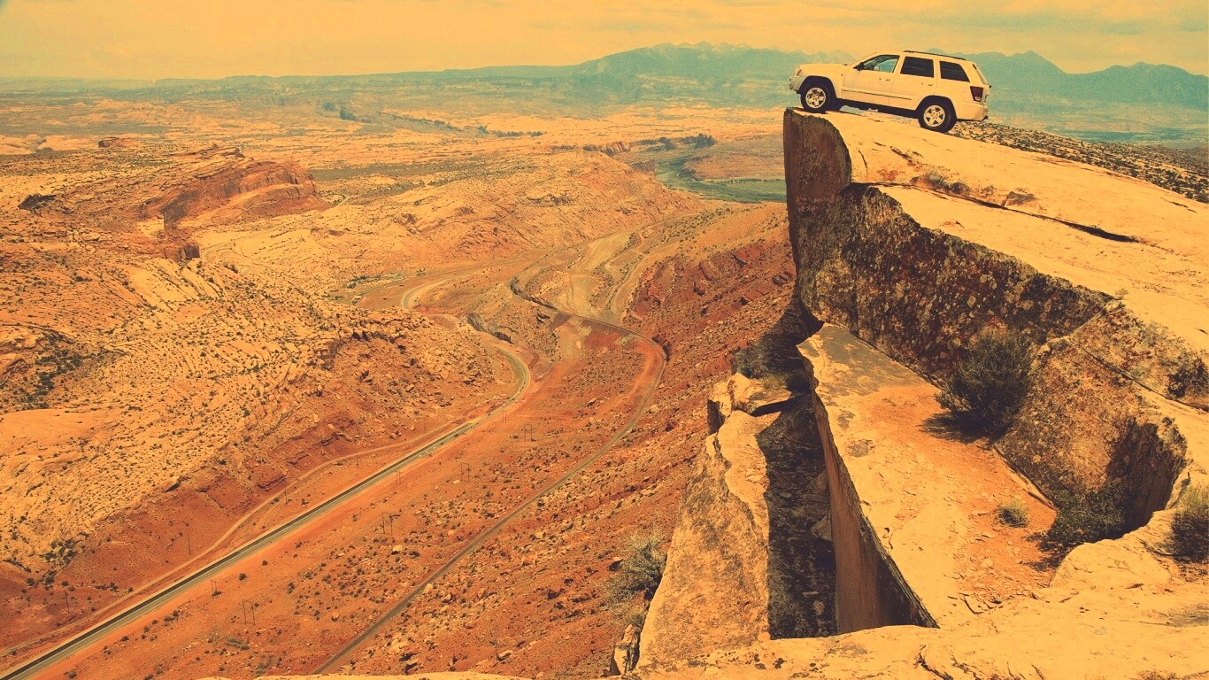 Внедорожник в горах обои