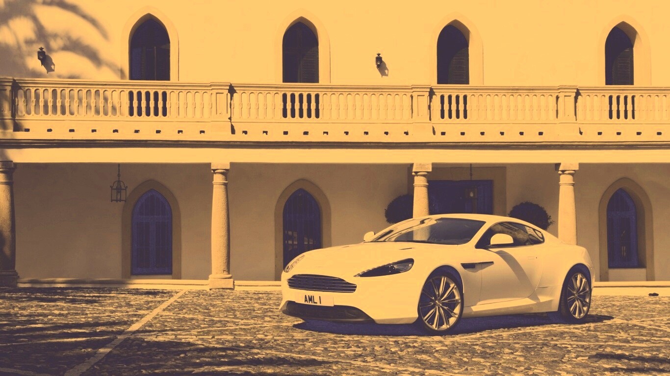 Астон Мартин в дворике дома обои