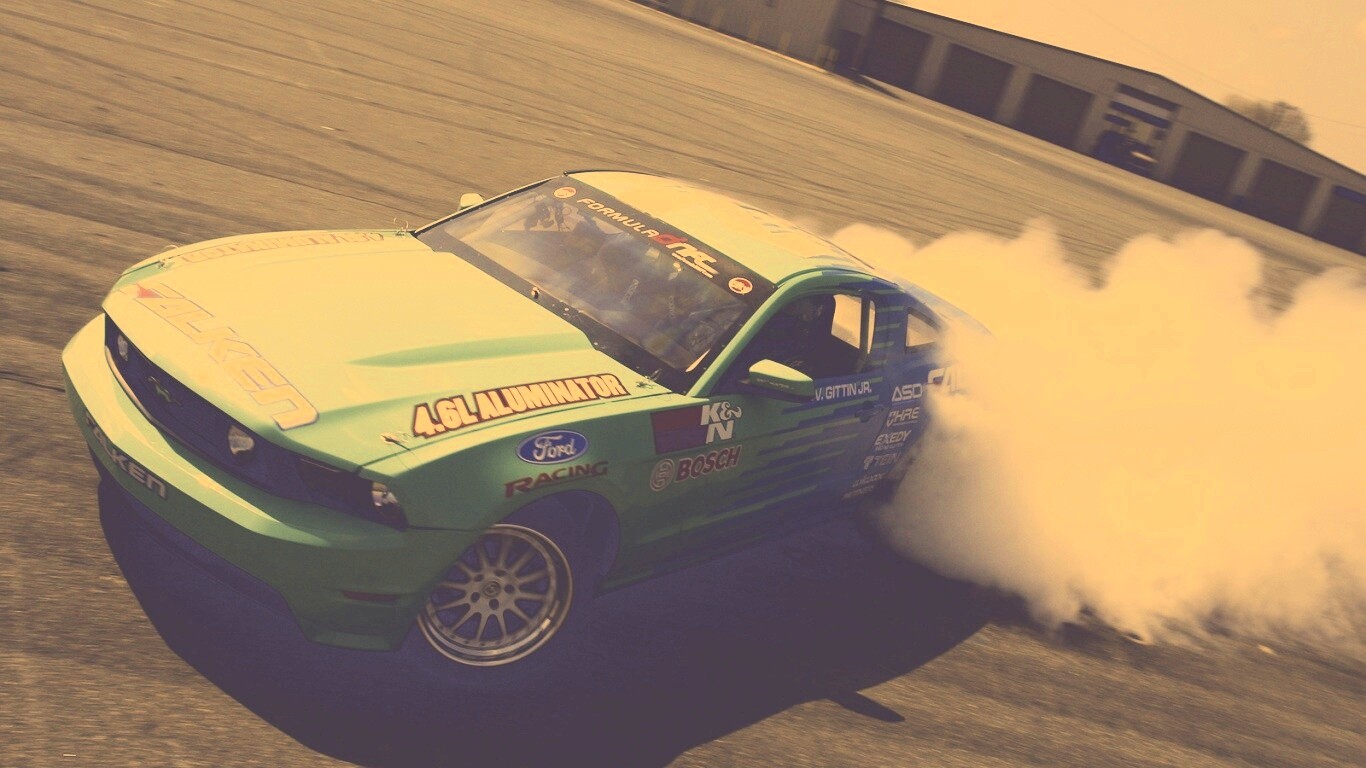 Мустанг дрифтует обои