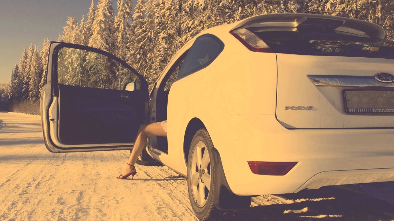 Девушка выходит из Ford Focus обои