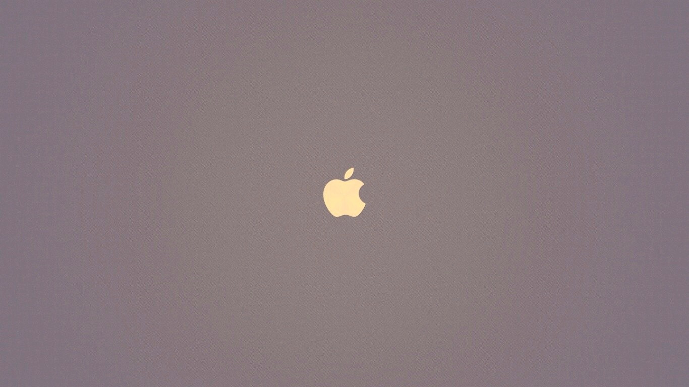 Темный фон - светлое яблоко обои