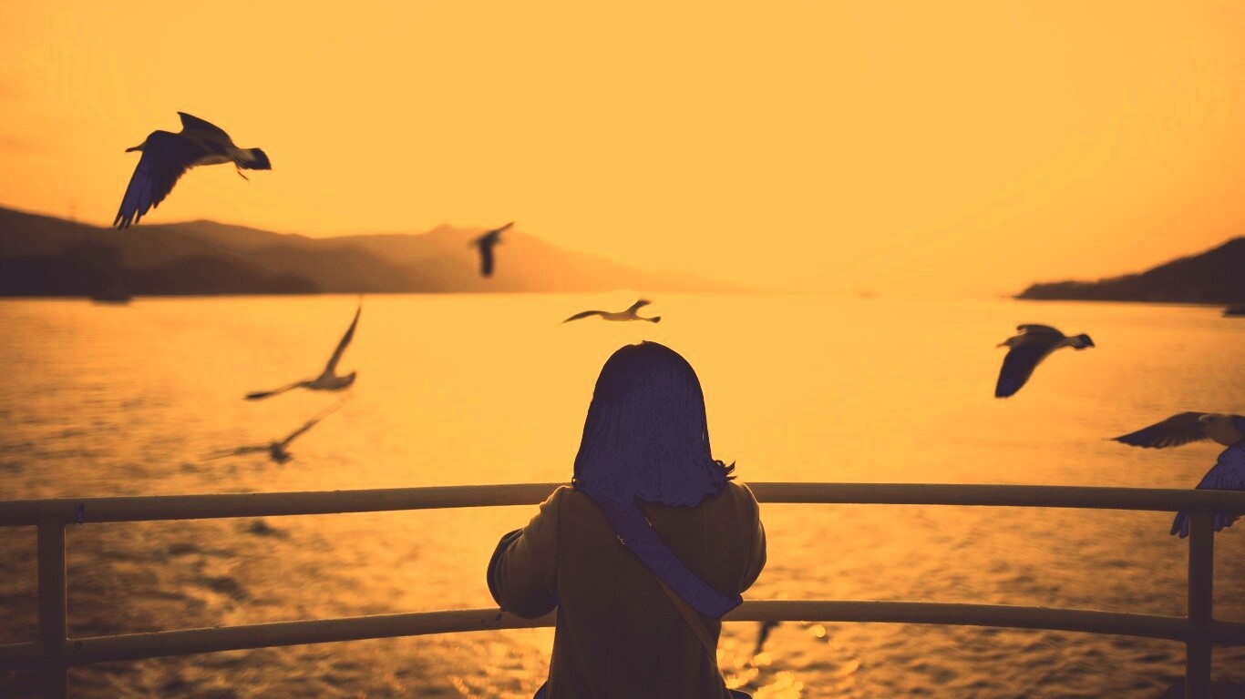 Девочка глядит на озеро обои