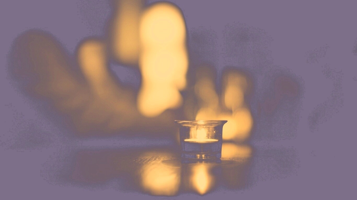 Свеча во тьме обои