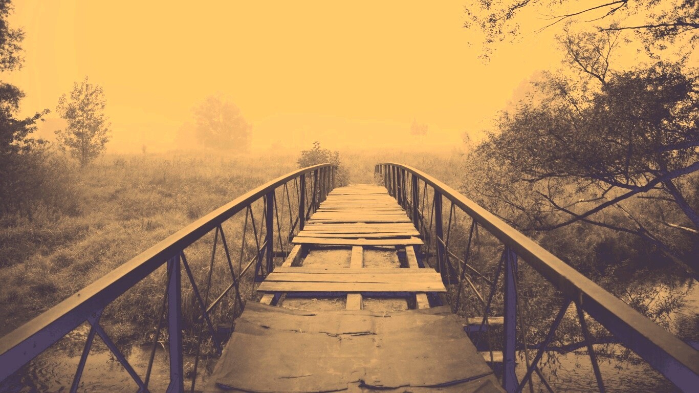 Старый мост на черно-белом фото обои