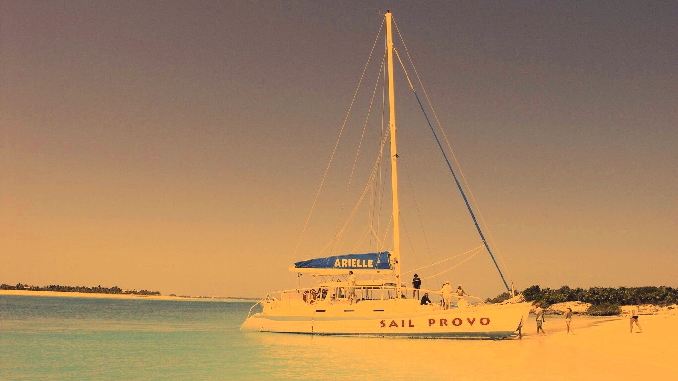 Яхта в голубой лагуне обои