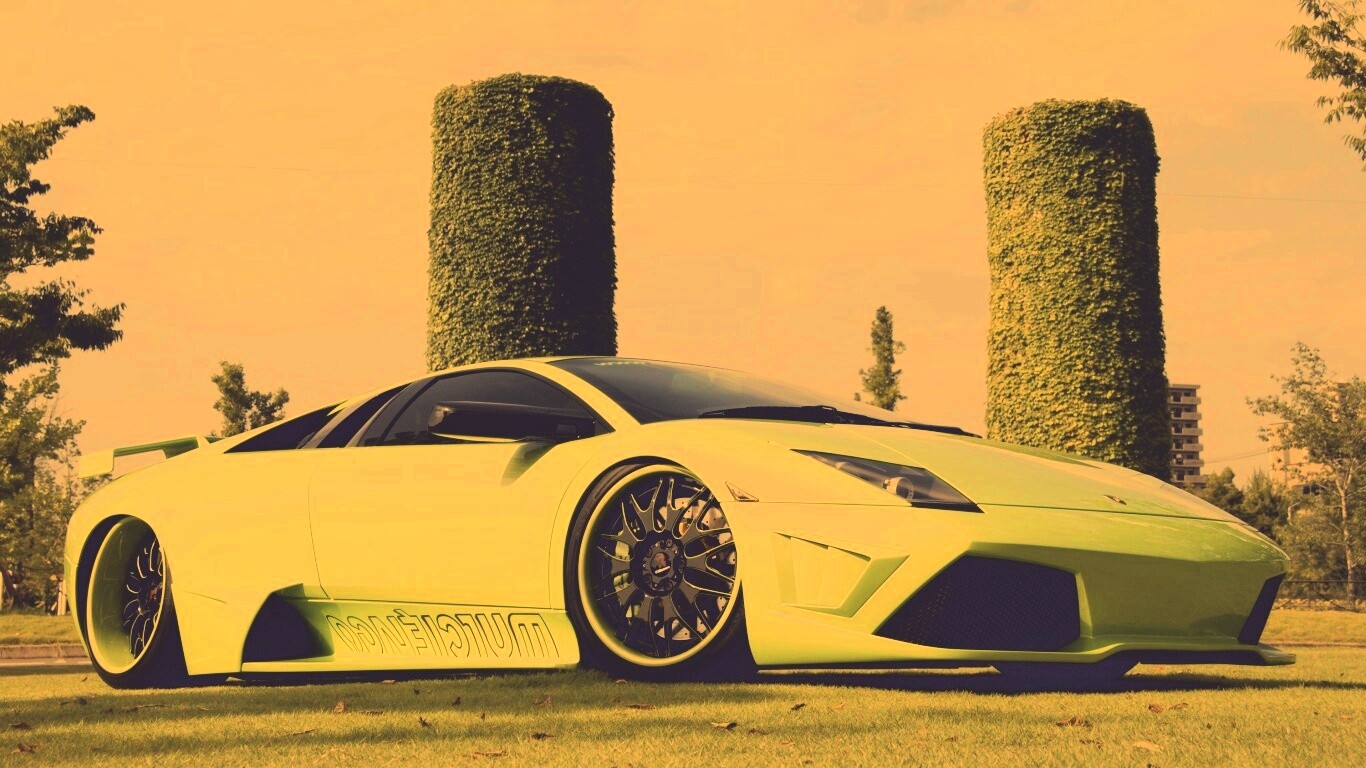 Зелёный Ламборджини на траве обои