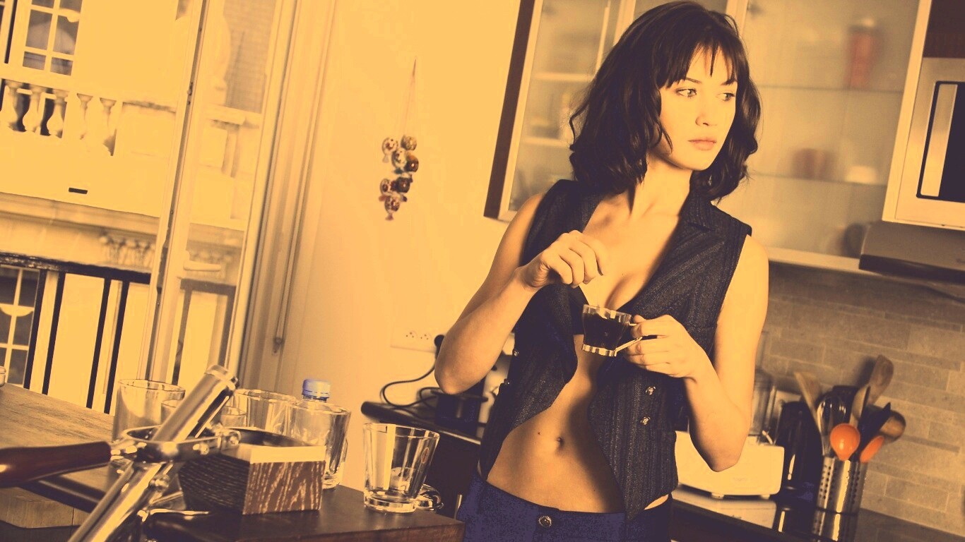 Ольга Куриленко пьет кофе обои