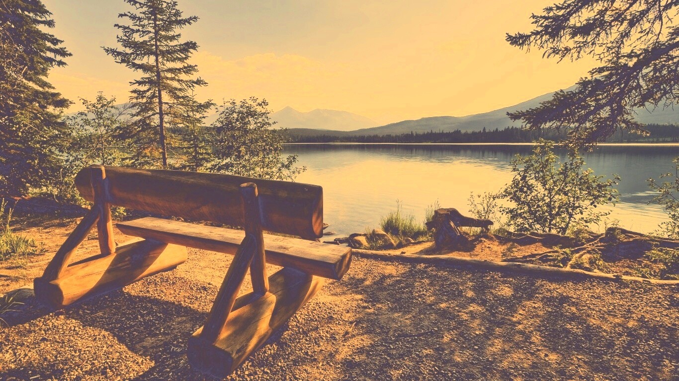 Деревянная скамья на берегу озера обои