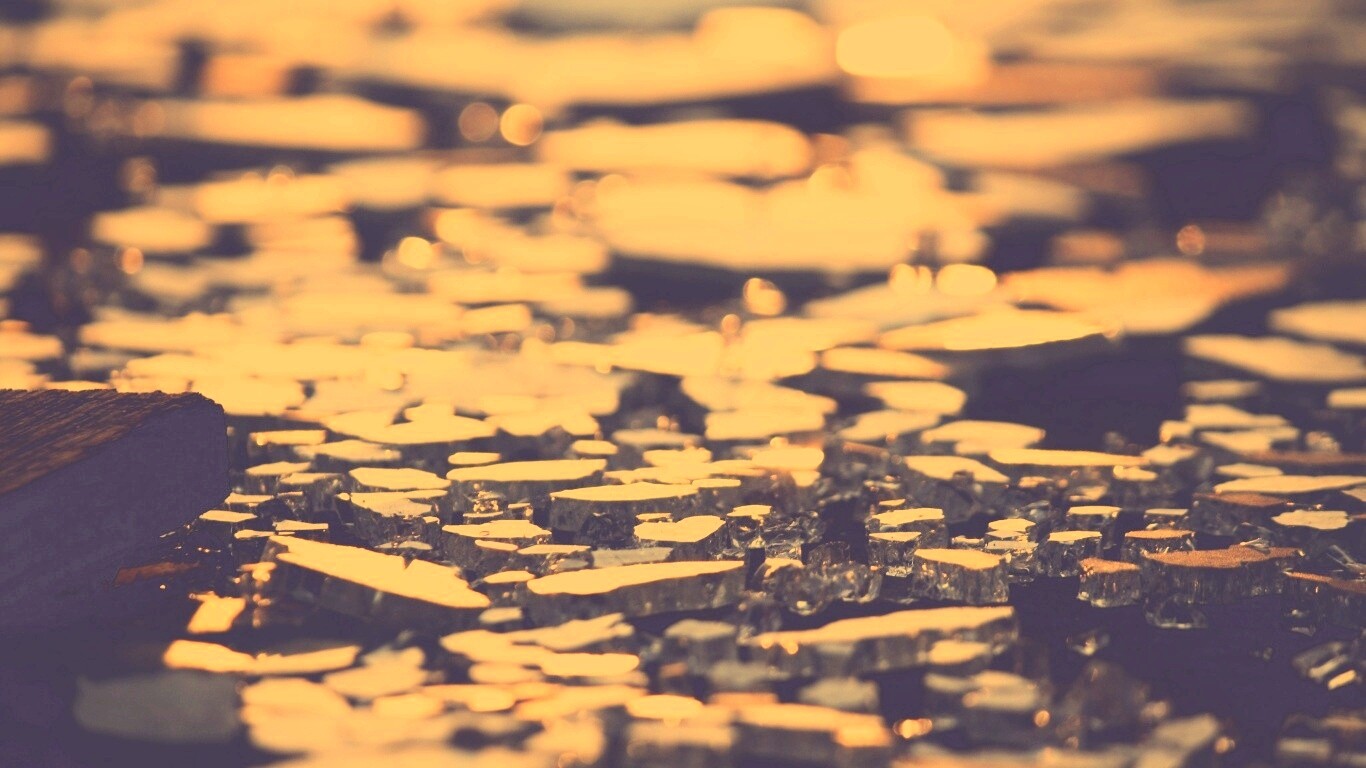 Битое стекло в лучах солнца обои