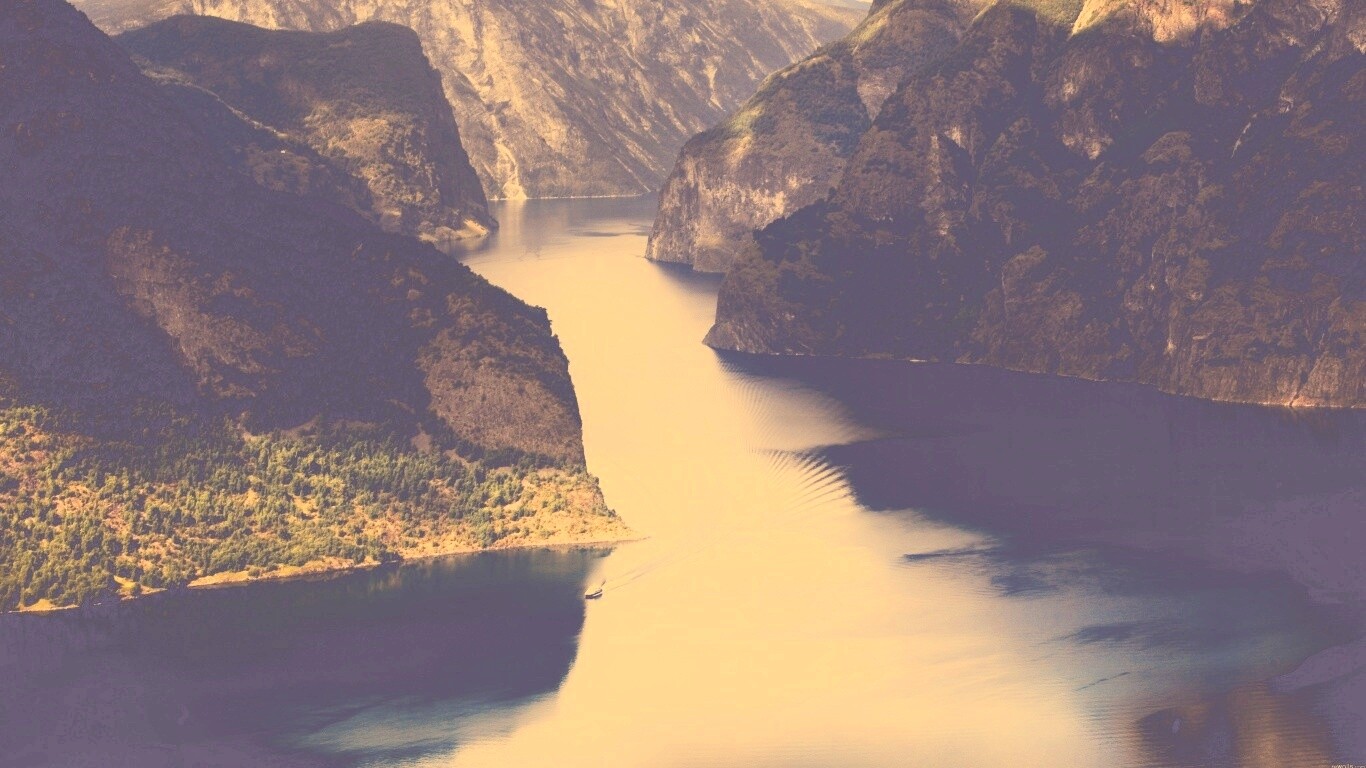 Лодка на реке среди высоких гор обои