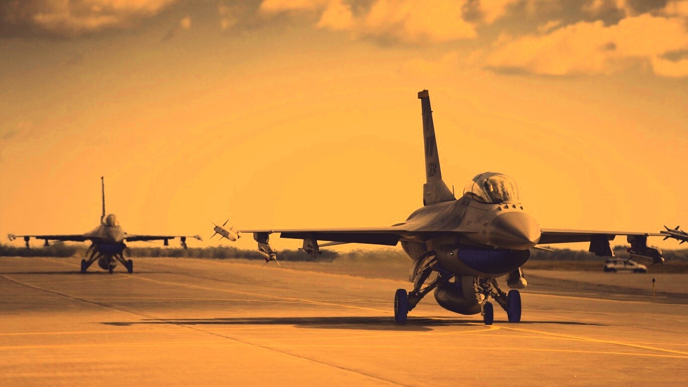 Истребители f16 Falcon на взлетной полосе обои