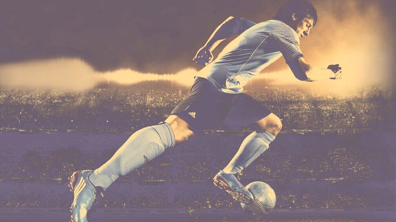 Футболист с мячом обои