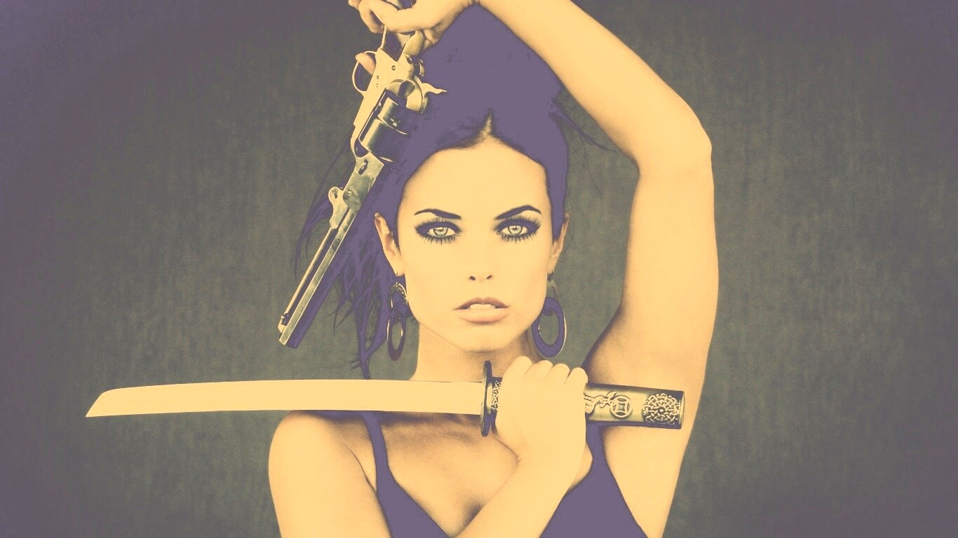 Девушка с мечом и пистолетом обои