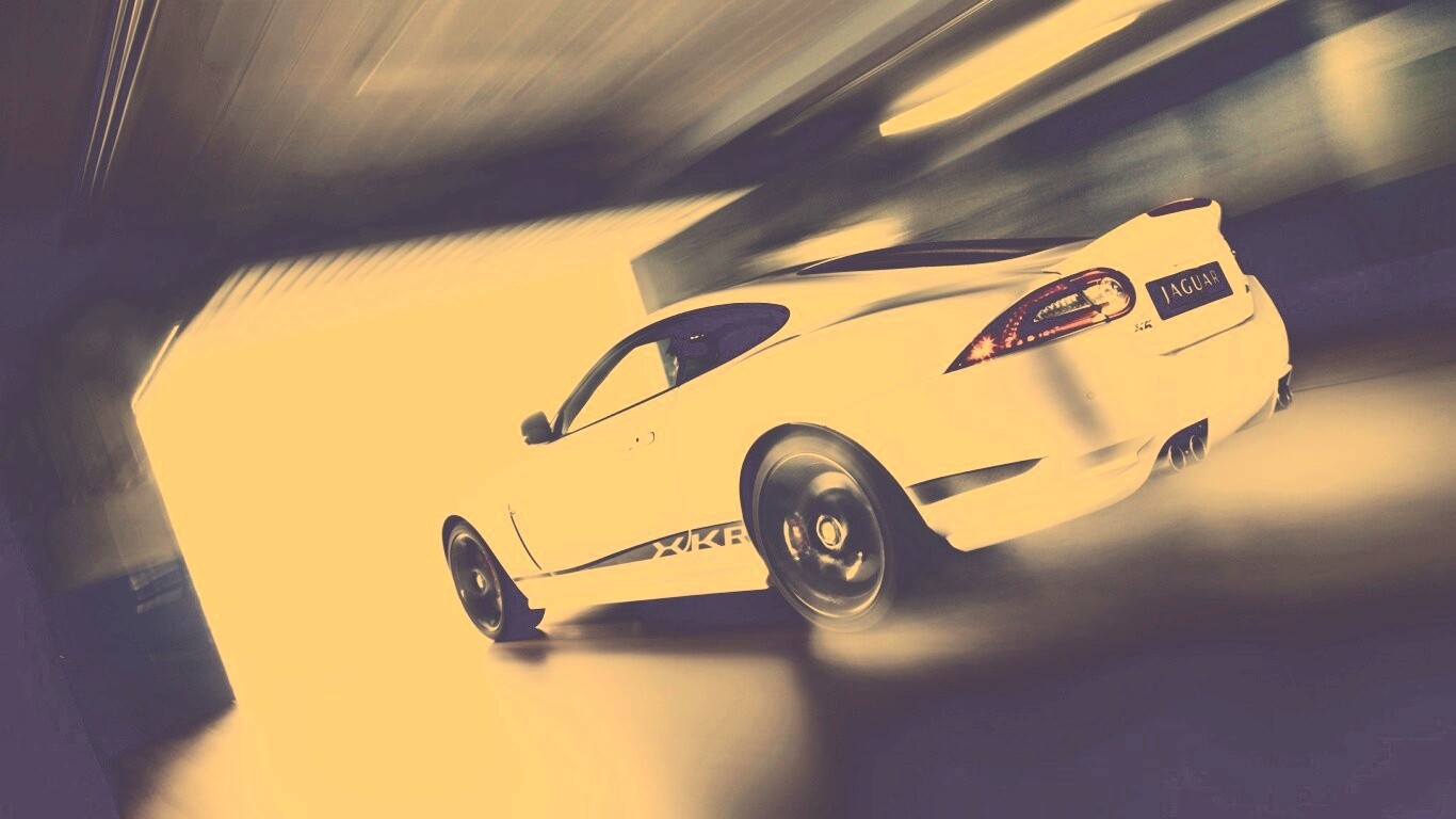 Белый ягуар в гараже обои