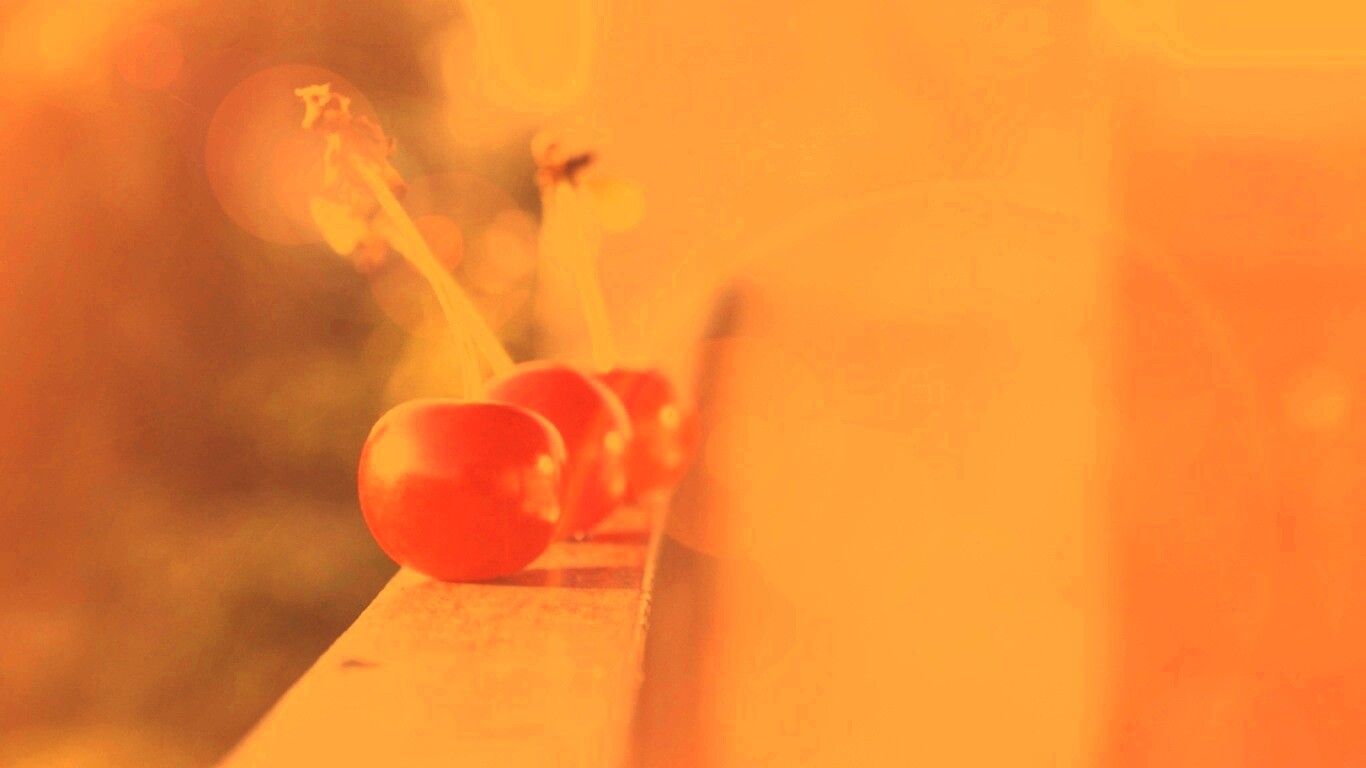 Вишенки на перилах обои