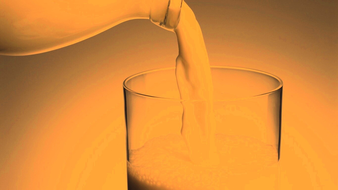 Молоко наливают в стакан обои