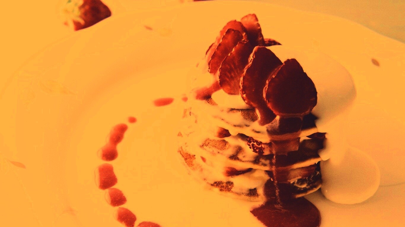 Блинчики с клубникой обои