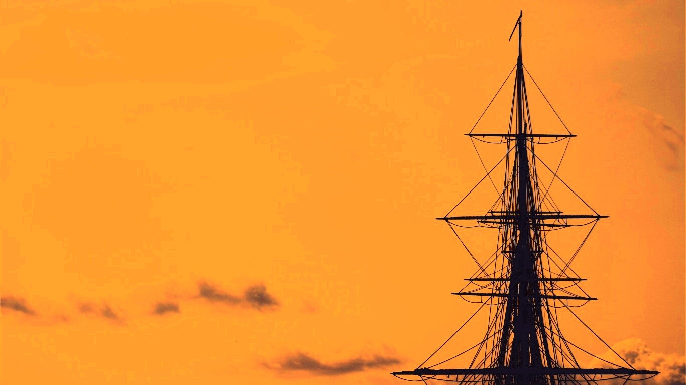 Мачта корабля на фоне неба обои