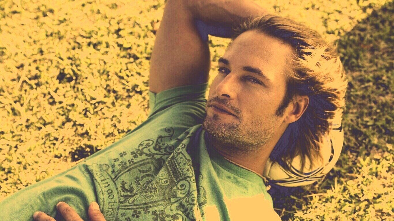 Джош Холлоуэй с мячом обои