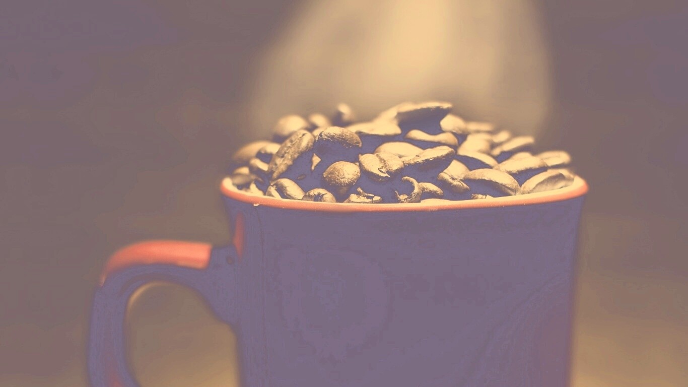 Полная кружка кофейных зёрен обои