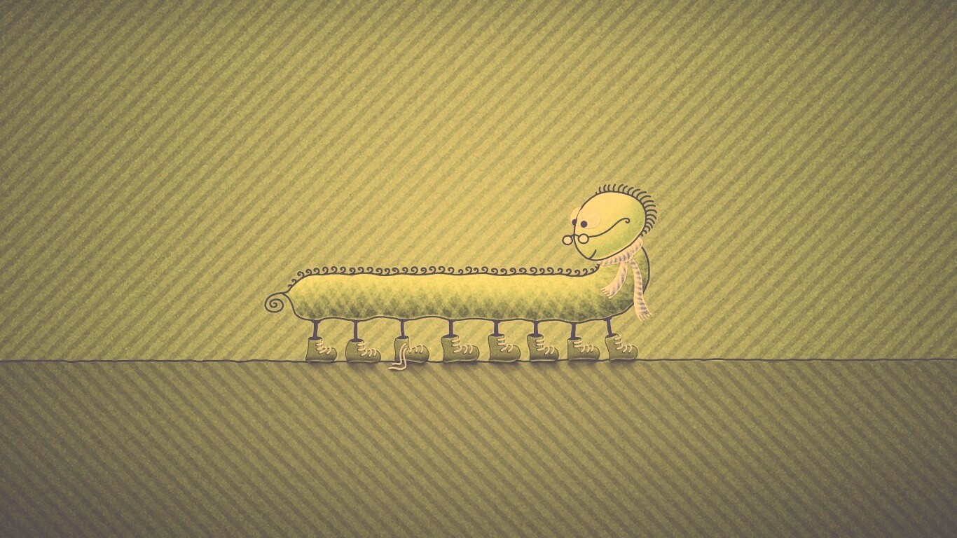 Гусеница в ботинках обои