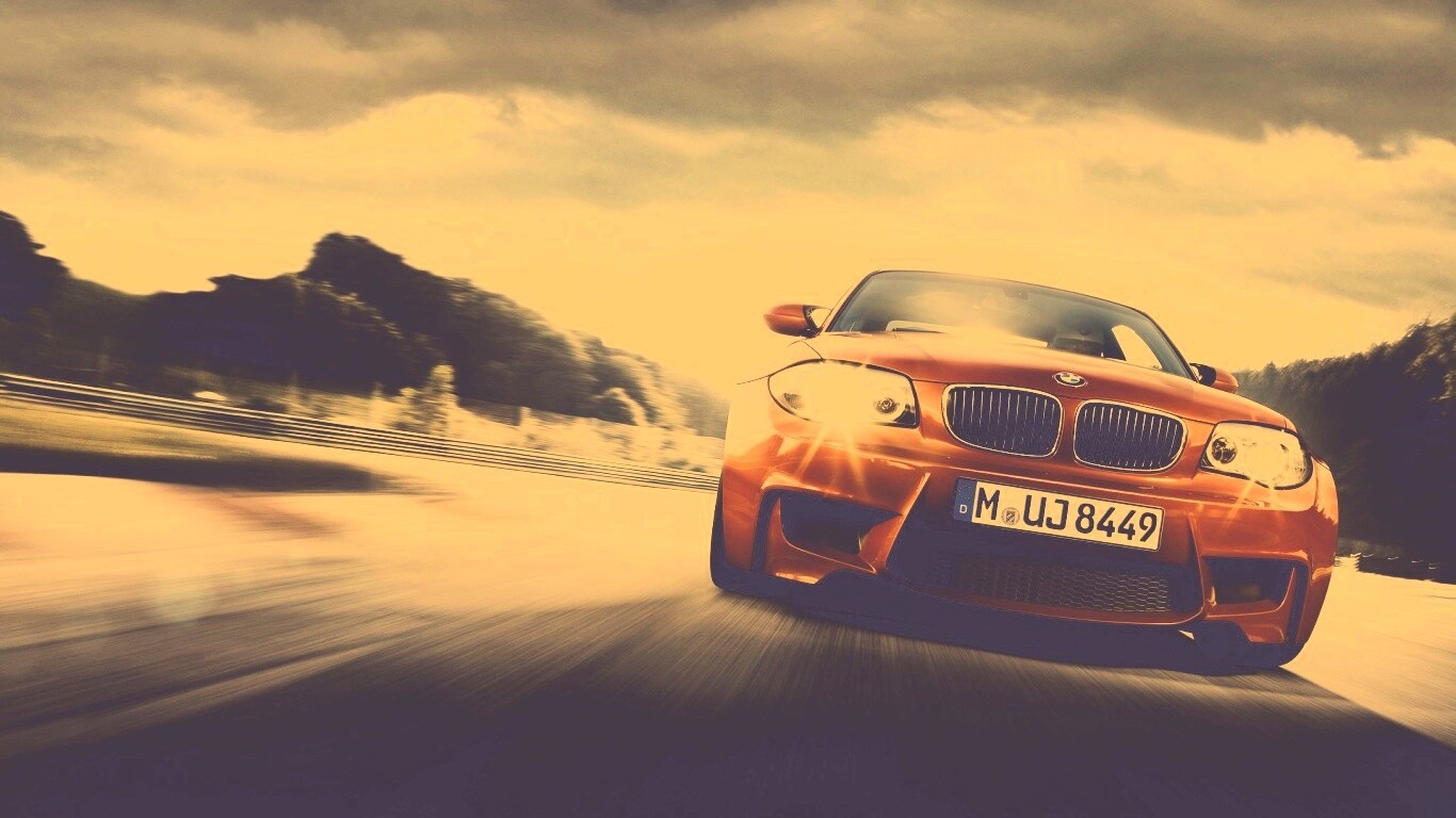 Оранжевый BMW M1 Coupe на треке обои