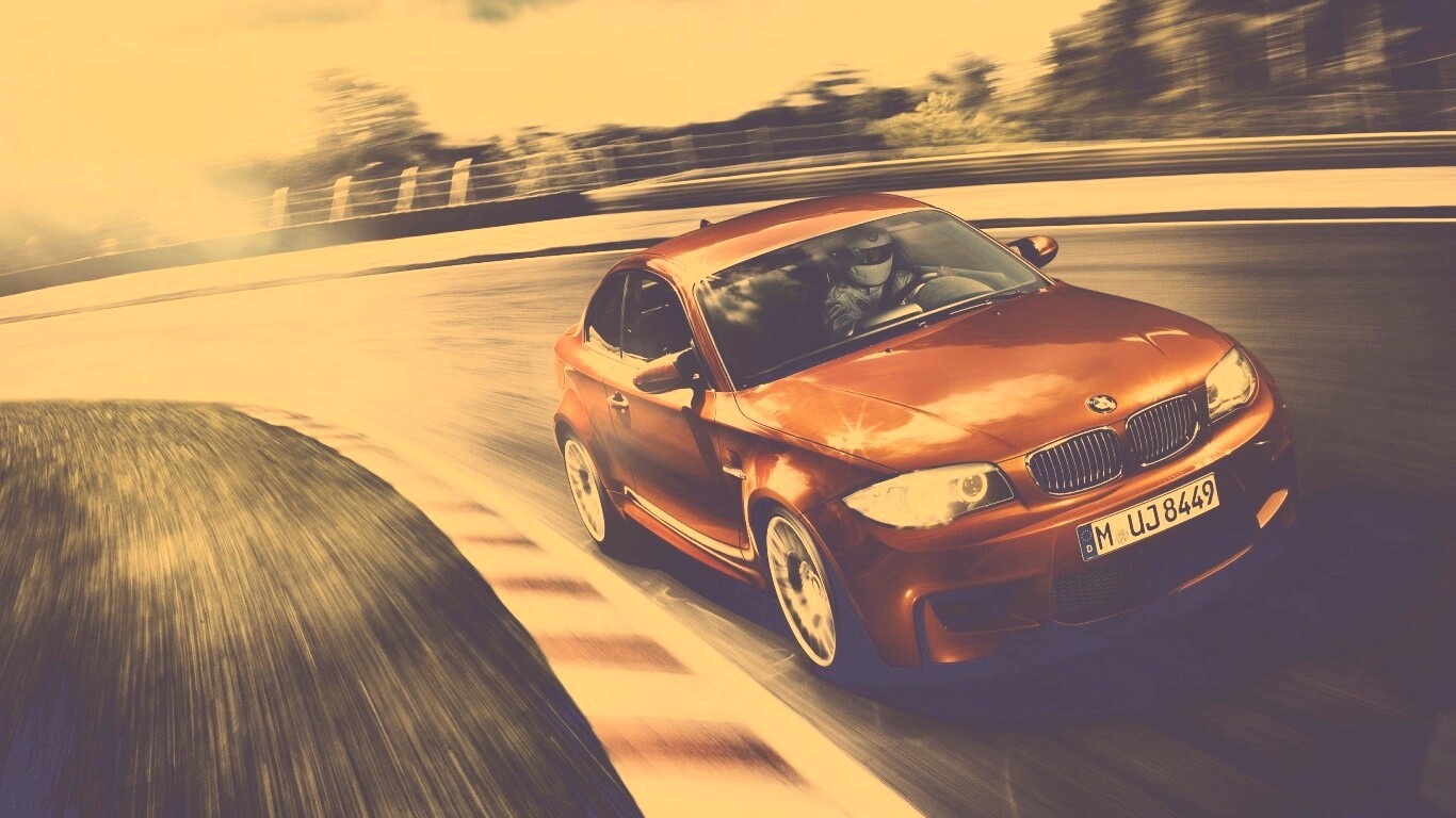 Гонщик за рулем BMW M1 обои