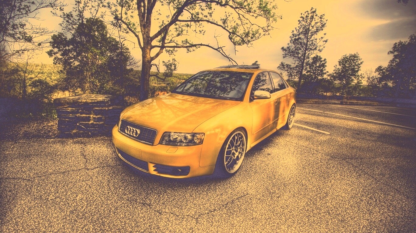 Желтый Ауди на дороге обои