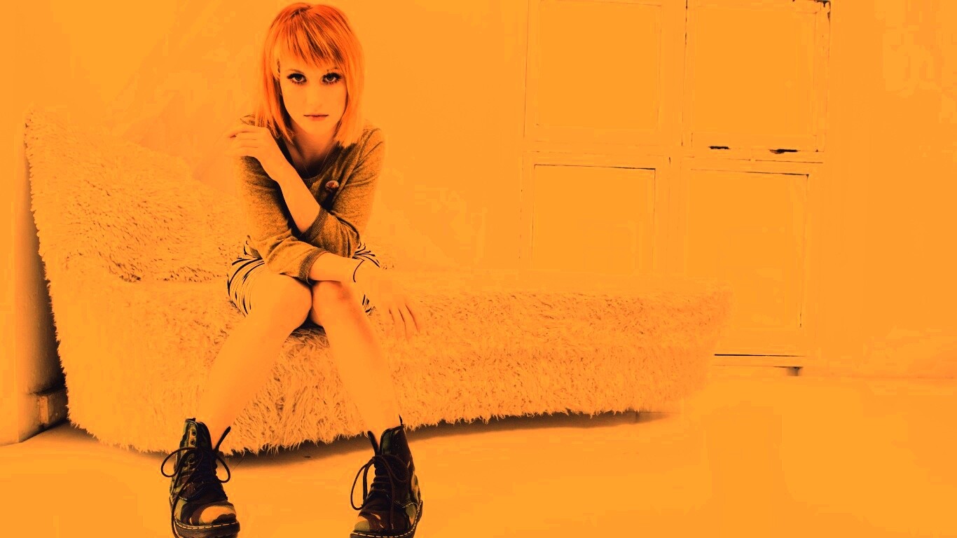 Рыжая в комнате обои