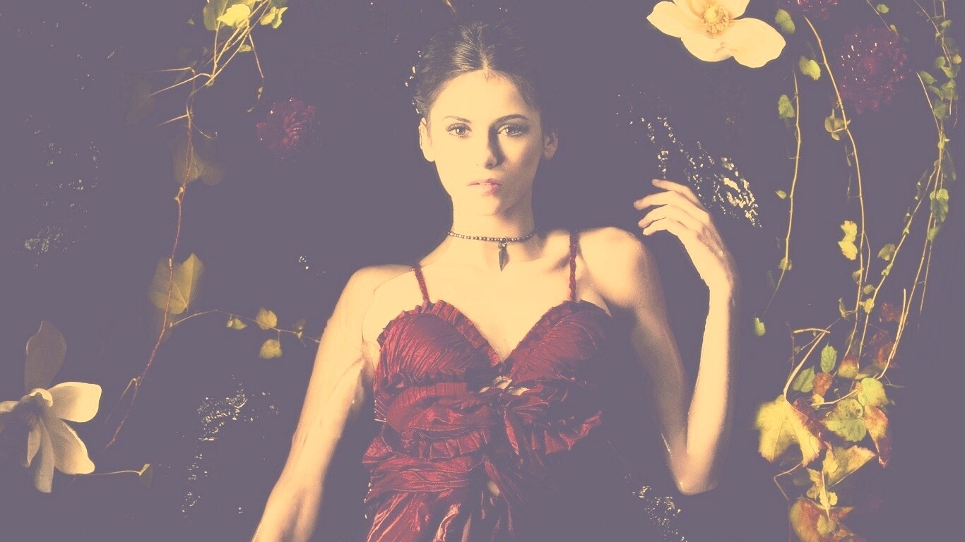 Женщина в красном платье обои