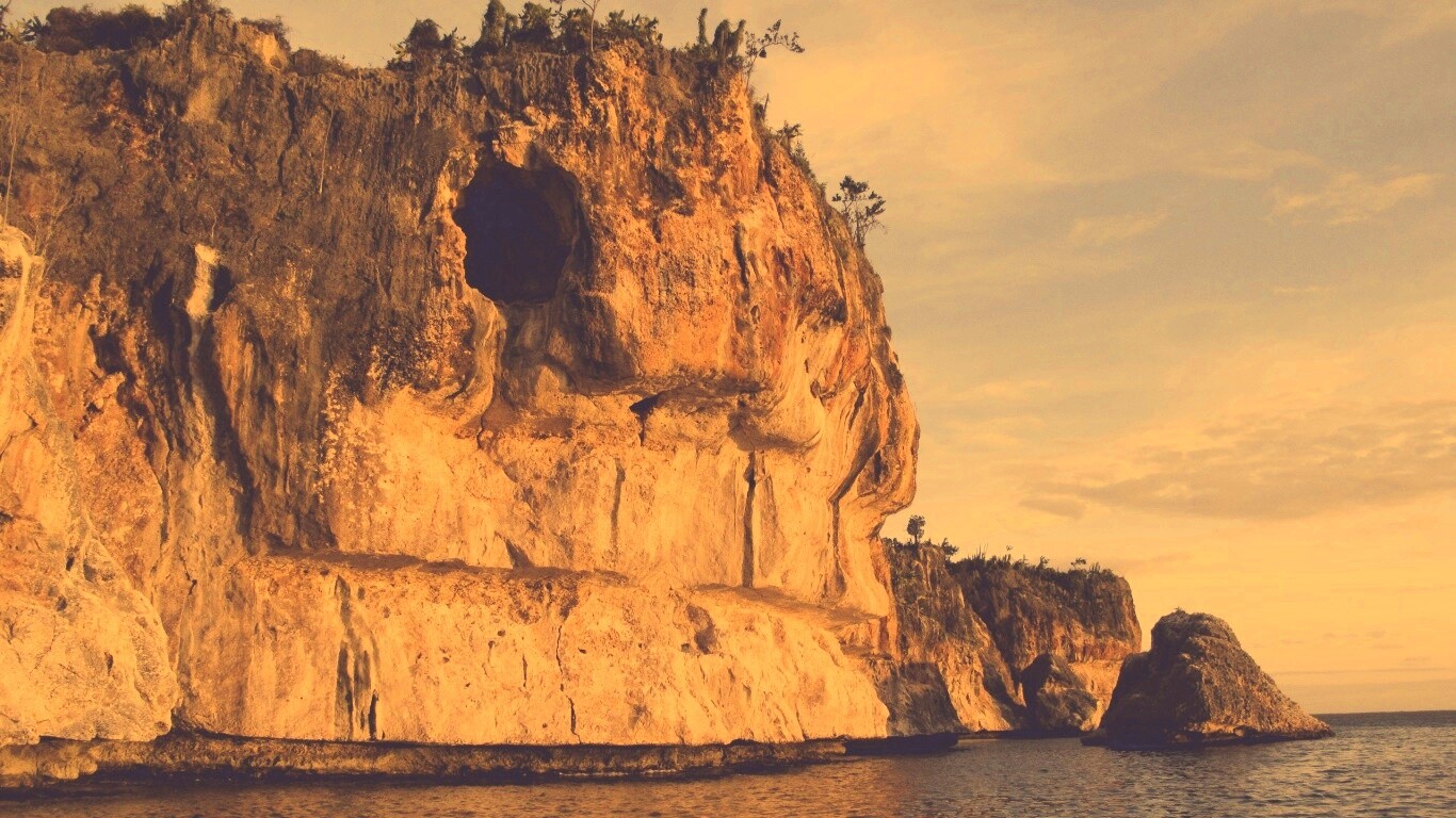 Пещера в скале над морем обои