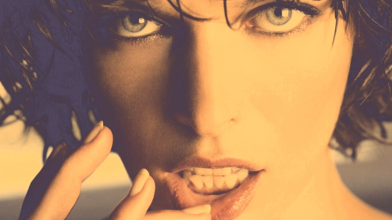 Мила Йововчи крупным планом обои