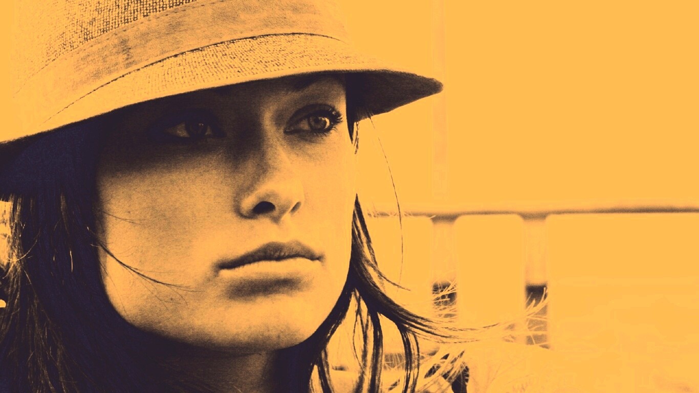 Оливия Уайлд в шикарной шляпе обои