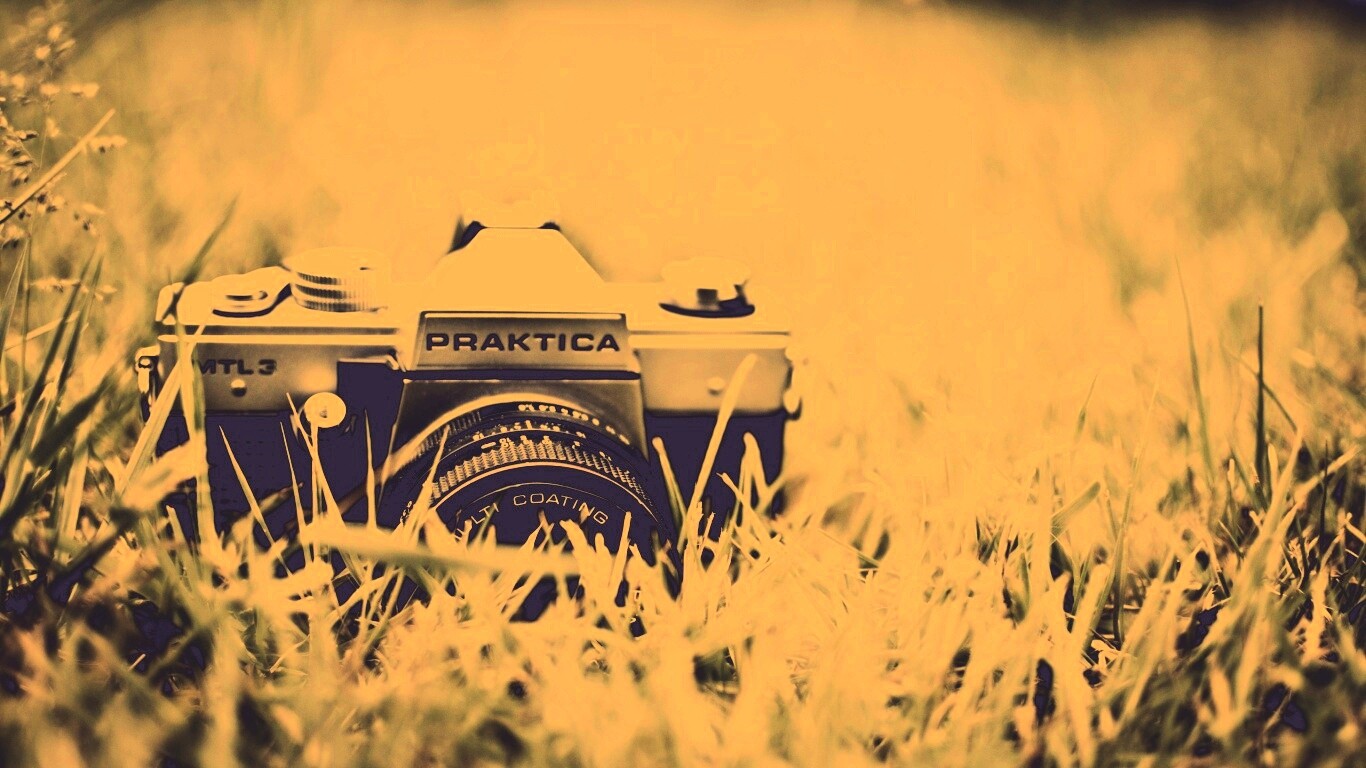 Фотоаппарат Praktica в траве обои