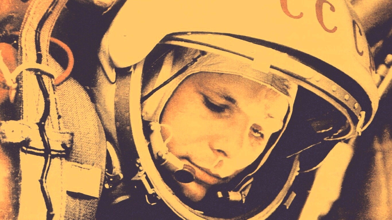 Юрий Гагарин в скафандре обои