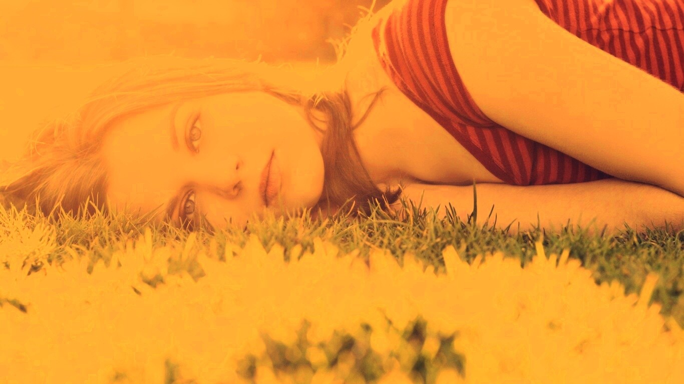 Девушка на траве обои