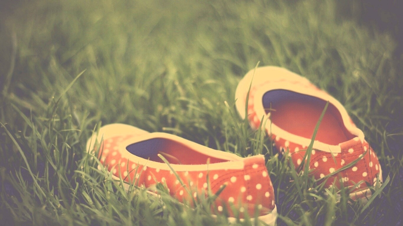 Красные тапки в горошек обои