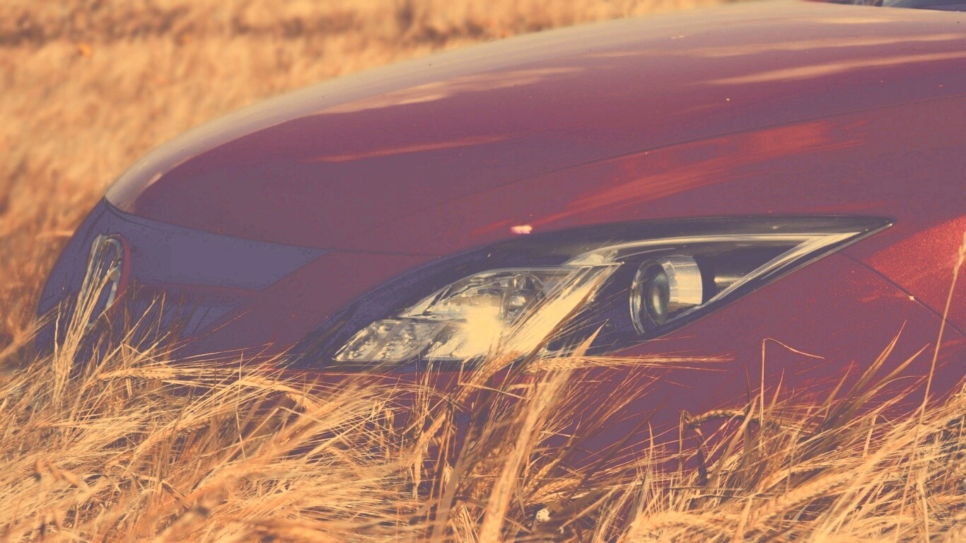 Мазда в пшенице обои