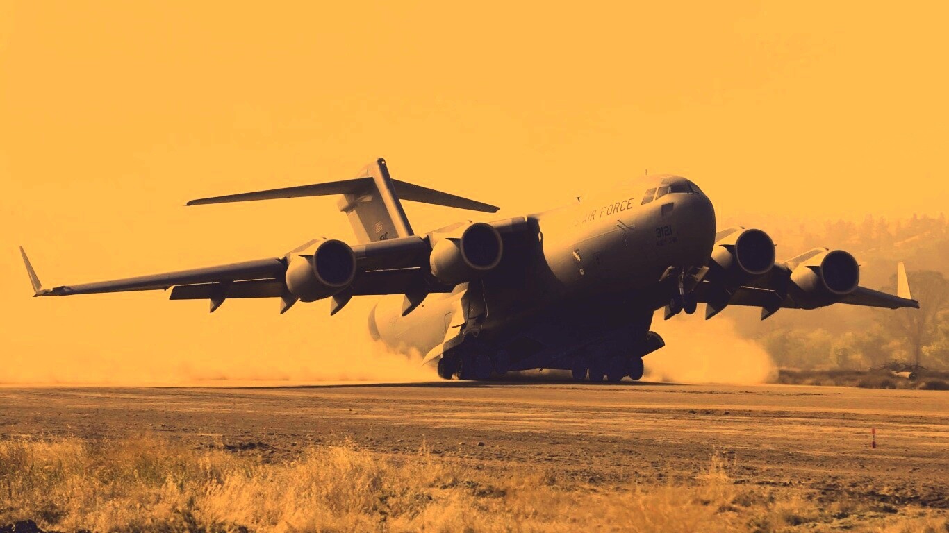 Грузовой самолёт на посадке обои