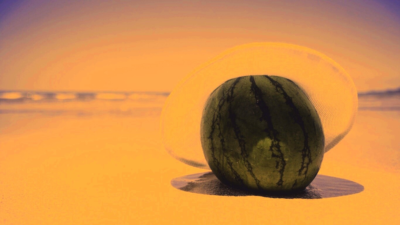 Арбуз в летней шляпке на пляже обои